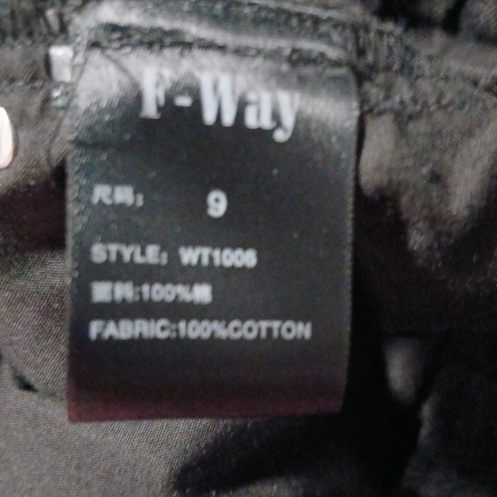 F-way brand NWT ladies black capris. - Picture 8 of 9